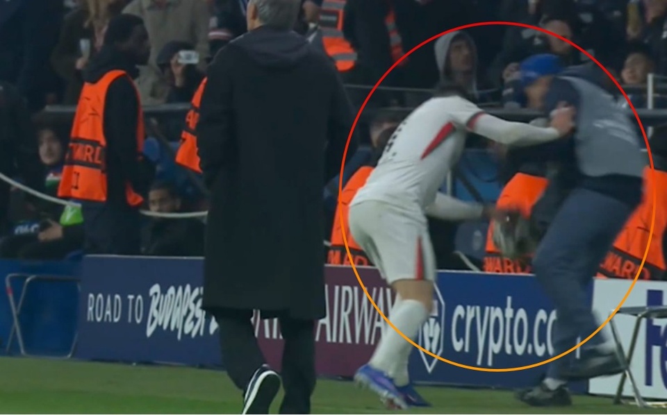 Ng&ocirc;i sao Chelsea g&acirc;y tranh c&atilde;i khi đẩy ng&atilde; cậu b&eacute; nhặt b&oacute;ng trong trận với PSG- Ảnh 1.