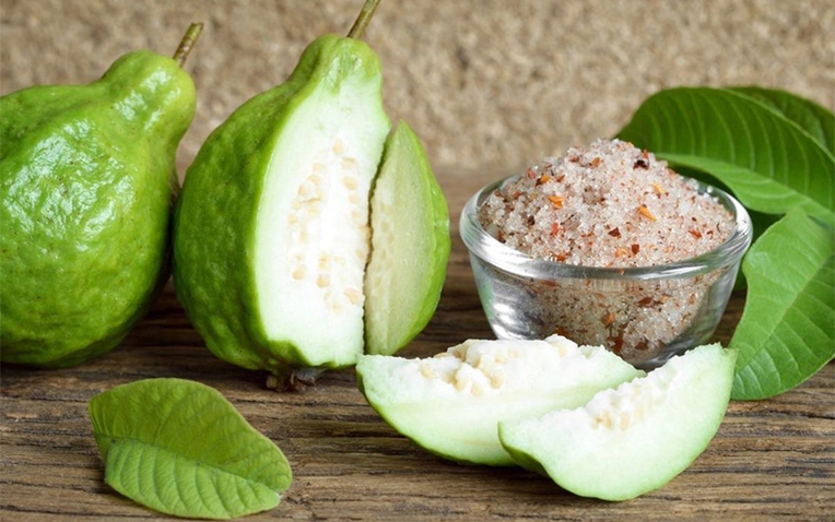 Nhiều người chỉ xem ổi l&agrave; tr&aacute;i c&acirc;y ăn vặt, nhưng lợi &iacute;ch sức khỏe của n&oacute; lại đ&aacute;ng ngạc nhi&ecirc;n- Ảnh 1.