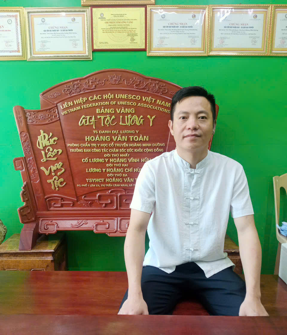 Nh&acirc;n vi&ecirc;n ng&acirc;n h&agrave;ng bỏ nghề th&agrave;nh "thần y" b&aacute;n thuốc gia truyền 3 đời: Đầu tư h&agrave;ng tỷ đồng quảng c&aacute;o để tiếp cận người gi&agrave;- Ảnh 1.