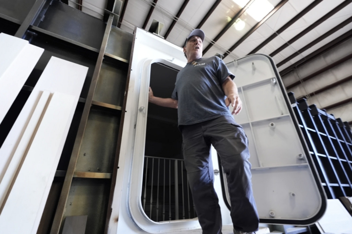 Chiến sự Trung Đ&ocirc;ng leo thang, doanh nghiệp hầm tr&uacute; ẩn Mỹ 'ch&aacute;y h&agrave;ng'- Ảnh 1.