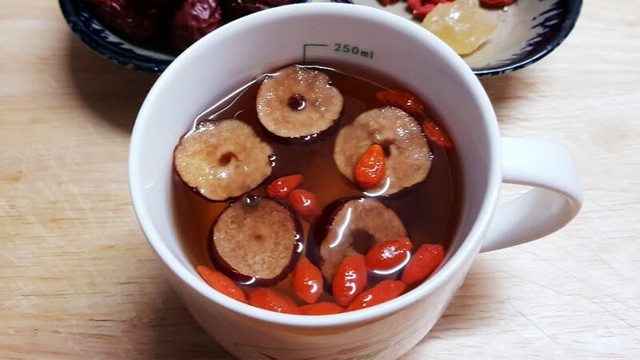 M&oacute;n nước m&agrave; "chim c&ocirc;ng l&agrave;ng m&uacute;a" Dương Lệ B&igrave;nh chăm uống gồm 2 th&agrave;nh phần được đ&aacute;nh gi&aacute; c&oacute; lợi cho nhan sắc, phụ nữ 40+ c&agrave;ng n&ecirc;n uống- Ảnh 4.