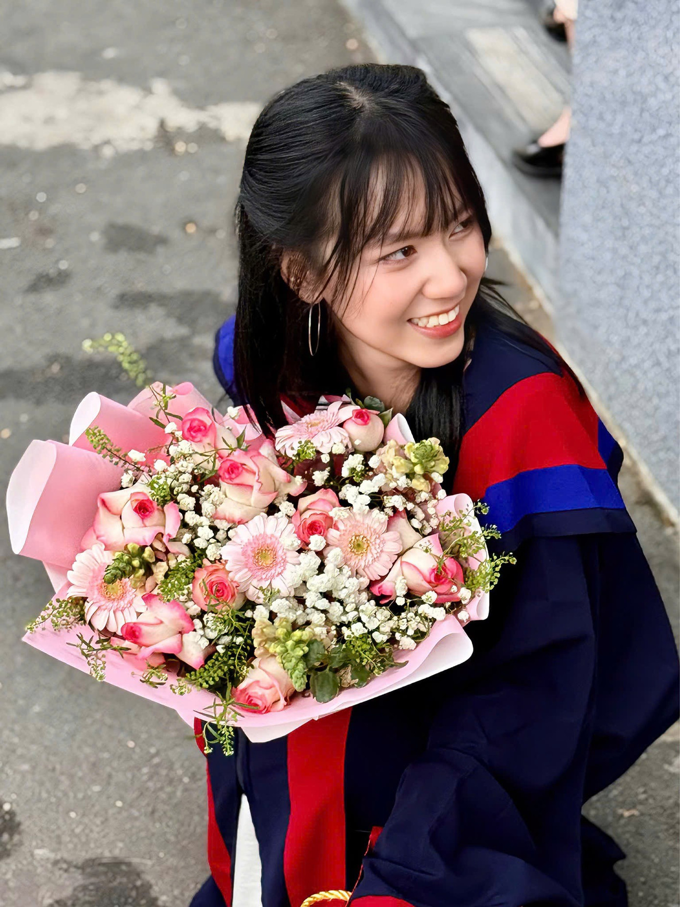 Nữ sinh trở th&agrave;nh thủ khoa Kỹ sư điện tử nhờ... thần tượng mẹ- Ảnh 1.