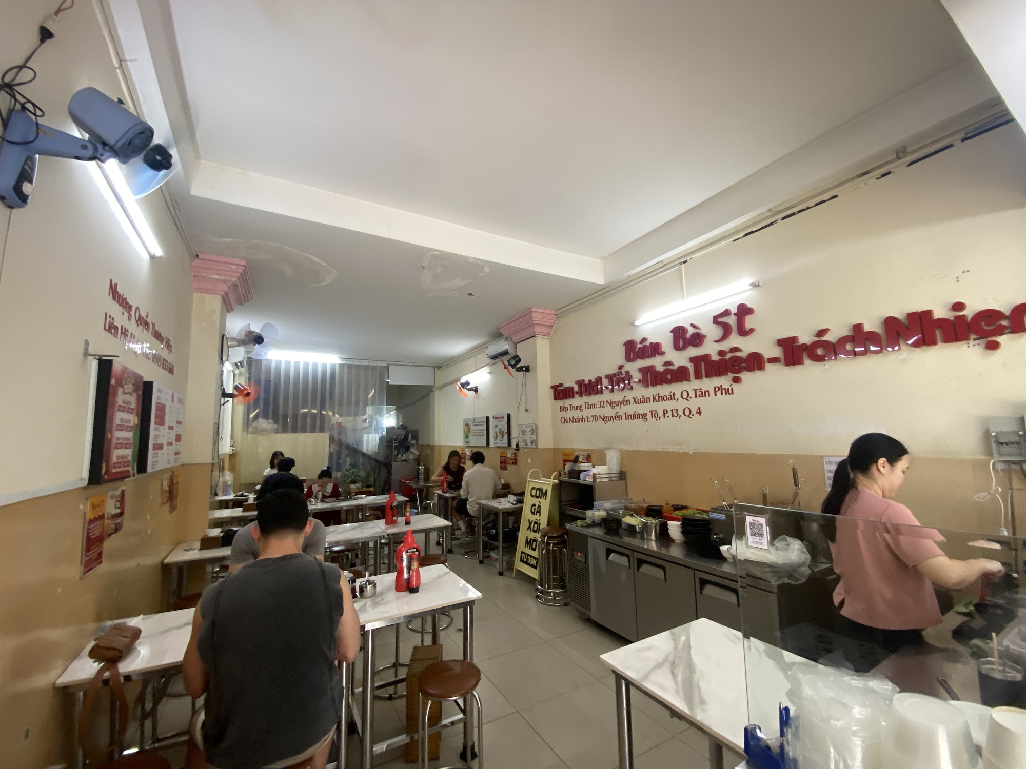 Giữa l&uacute;c nhiều qu&aacute;n ăn rục rịch tăng gi&aacute; v&igrave; xăng tăng, qu&aacute;n b&uacute;n b&ograve; n&agrave;y ở TP.HCM lại g&acirc;y ch&uacute; &yacute; v&igrave; tấm biển nhỏ- Ảnh 3.