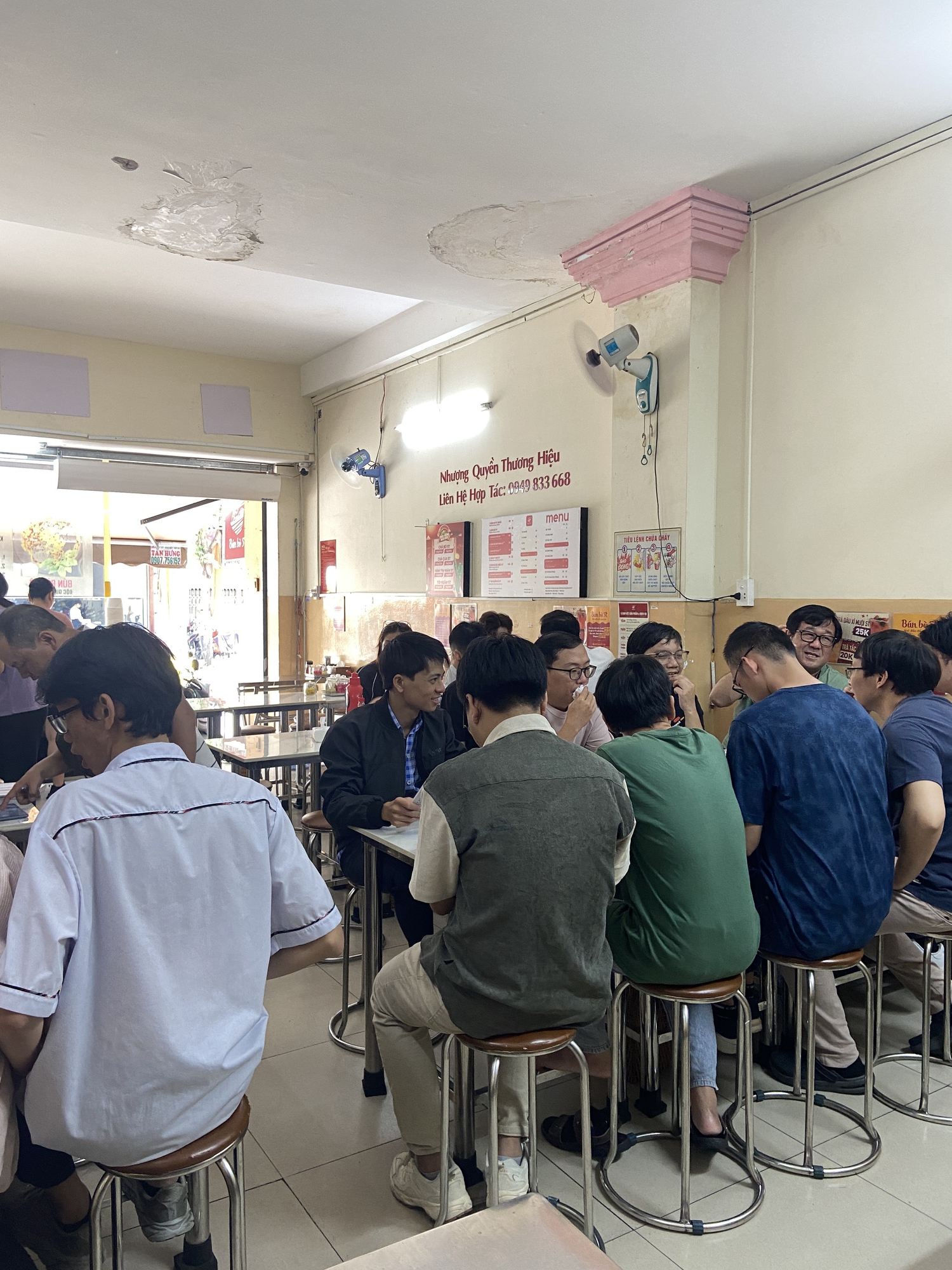 Giữa l&uacute;c nhiều qu&aacute;n ăn rục rịch tăng gi&aacute; v&igrave; xăng tăng, qu&aacute;n b&uacute;n b&ograve; n&agrave;y ở TP.HCM lại g&acirc;y ch&uacute; &yacute; v&igrave; tấm biển nhỏ- Ảnh 4.