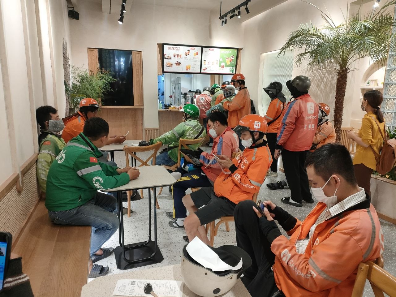 Xăng tăng gi&aacute;, shipper n&eacute; "cuốc xa", nhiều người cũng hạn chế ra đường: "Ngo&agrave;i đi học th&igrave; 1 tuần em chỉ đi chơi 1, 2 lần"- Ảnh 3.