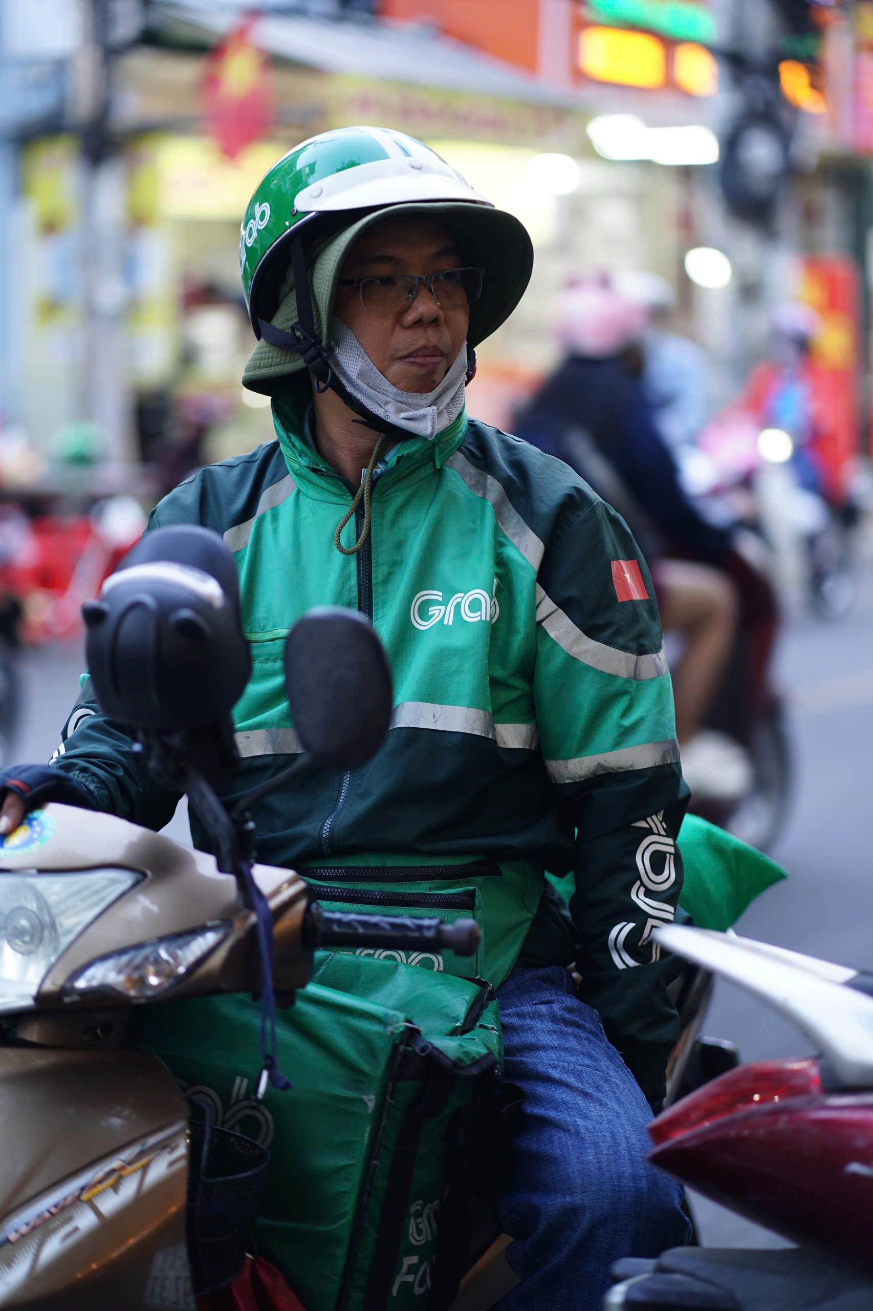 Xăng tăng gi&aacute;, shipper n&eacute; "cuốc xa", nhiều người cũng hạn chế ra đường: "Ngo&agrave;i đi học th&igrave; 1 tuần em chỉ đi chơi 1, 2 lần"- Ảnh 4.