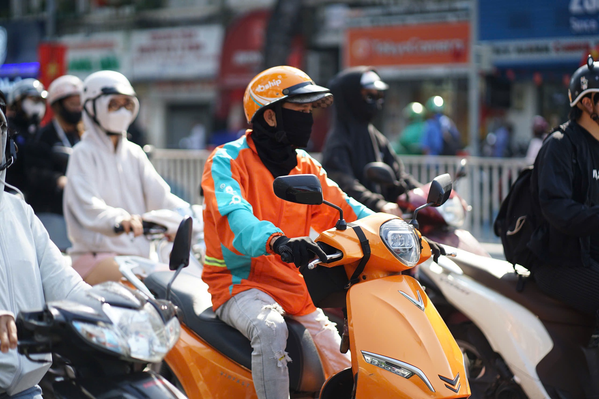 Xăng tăng gi&aacute;, shipper n&eacute; "cuốc xa", nhiều người cũng hạn chế ra đường: "Ngo&agrave;i đi học th&igrave; 1 tuần em chỉ đi chơi 1, 2 lần"- Ảnh 1.