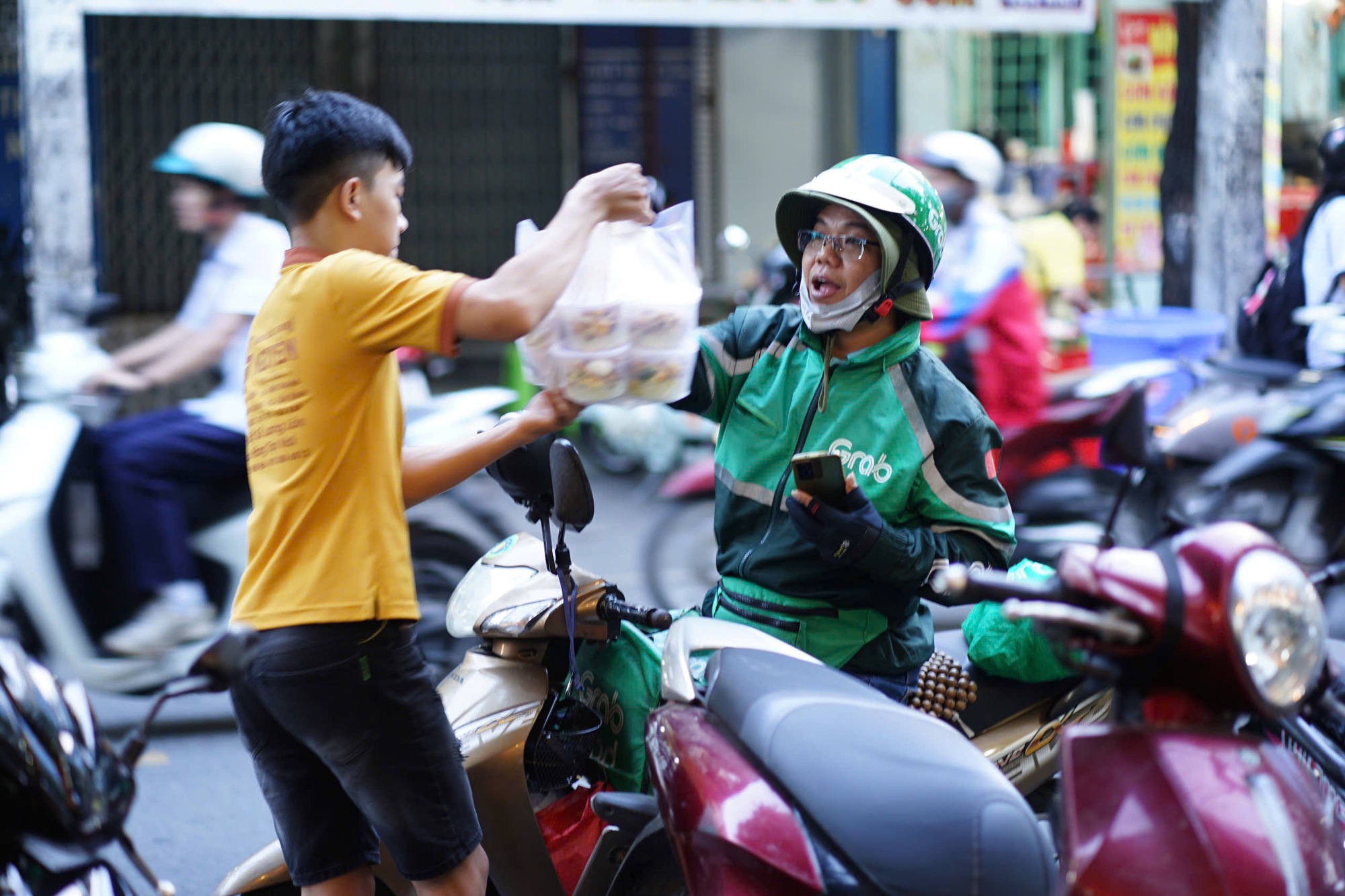 Xăng tăng gi&aacute;, shipper n&eacute; "cuốc xa", nhiều người cũng hạn chế ra đường: "Ngo&agrave;i đi học th&igrave; 1 tuần em chỉ đi chơi 1, 2 lần"- Ảnh 2.