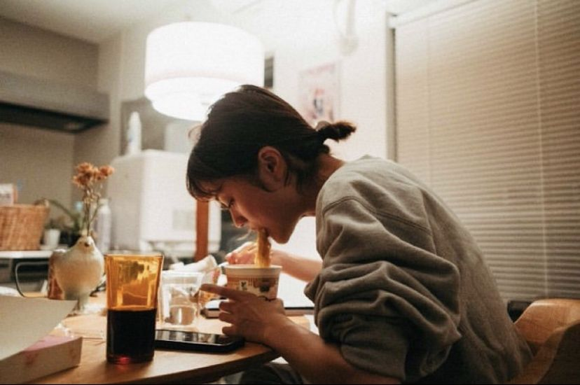 Nghi&ecirc;n cứu tr&ecirc;n 400 người tiết lộ khung giờ ăn tối l&agrave;m tăng gấp đ&ocirc;i nguy cơ b&eacute;o ph&igrave;, vi&ecirc;m nhiễm- Ảnh 1.