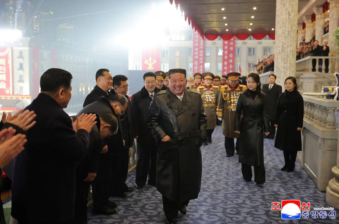 Loạt h&igrave;nh ảnh hiếm của con g&aacute;i &ocirc;ng Kim Jong Un khi lần đầu bắn s&uacute;ng tại nh&agrave; m&aacute;y vũ kh&iacute; b&iacute; mật, một chi tiết khiến nhiều người ch&uacute; &yacute;- Ảnh 5.