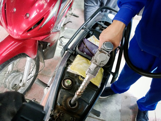 Cảnh b&aacute;o đặc biệt tới những ai vừa đổ xăng xe m&aacute;y xong- Ảnh 2.