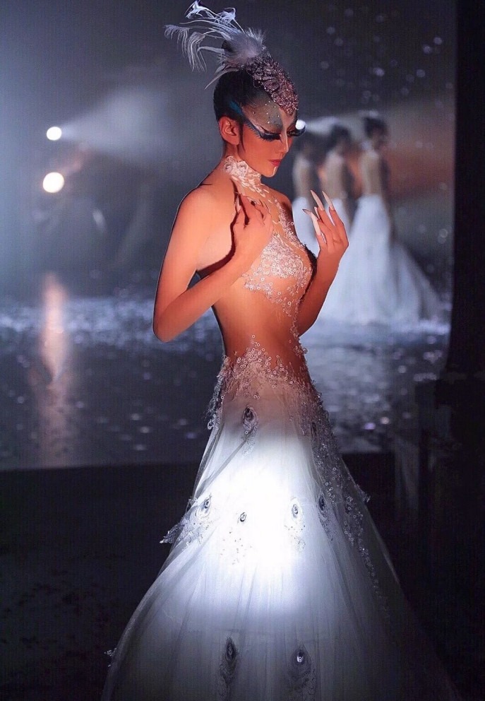 T&aacute;o đỏ kh&ocirc;ng gi&uacute;p bạn trẻ như Dương Lệ B&igrave;nh, nhưng học 1 điều từ "chim c&ocirc;ng l&agrave;ng m&uacute;a" sẽ l&agrave;m bạn bớt l&atilde;o h&oacute;a- Ảnh 1.