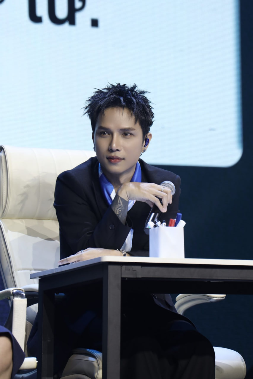 Một Anh Trai bị nh&acirc;n vi&ecirc;n lấy qu&agrave; fan đem đi b&aacute;n, đơn vị quản l&yacute; lập tức xin lỗi- Ảnh 1.