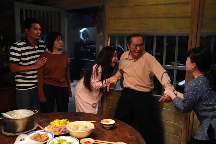 Phim Việt mới chiếu 1 ng&agrave;y đ&atilde; đ&aacute;nh bại cả Trấn Th&agrave;nh v&agrave; Mỹ T&acirc;m, chiếm top 1 ph&ograve;ng v&eacute; khiến ai cũng cho&aacute;ng- Ảnh 4.