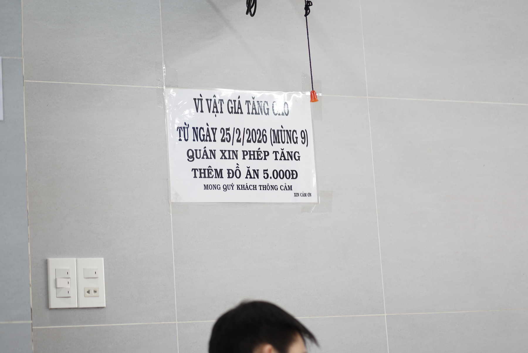 Sau 3 năm giữ gi&aacute;, qu&aacute;n quen d&aacute;n bảng tăng 2.000: "Th&agrave; thẳng thắn d&aacute;n bảng để kh&aacute;ch biết trước c&ograve;n hơn tăng &acirc;m thầm"- Ảnh 3.