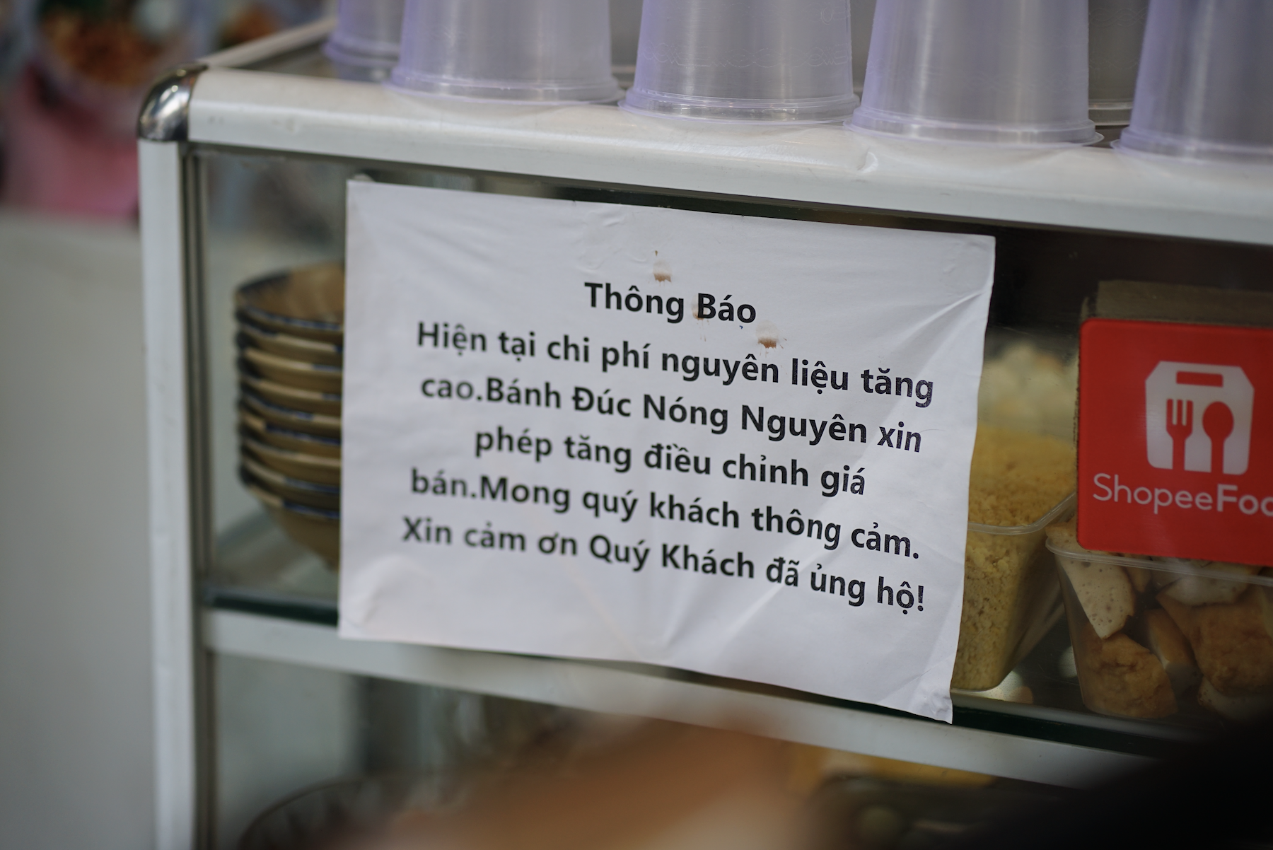 Sau 3 năm giữ gi&aacute;, qu&aacute;n quen d&aacute;n bảng tăng 2.000: "Th&agrave; thẳng thắn d&aacute;n bảng để kh&aacute;ch biết trước c&ograve;n hơn tăng &acirc;m thầm"- Ảnh 1.