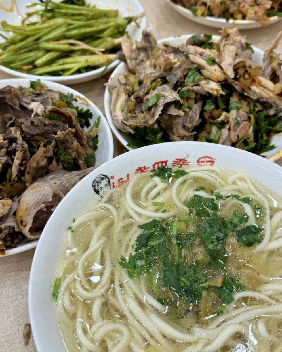 Ai m&ecirc; b&uacute;n phở chắc chắn phải th&egrave;m "chảy nước miếng" với 6 t&ocirc; m&igrave; nức tiếng v&ugrave;ng n&agrave;y: Nước d&ugrave;ng thanh ngọt, th&ecirc;m kh&uacute;c "x&iacute; qu&aacute;ch" th&igrave; qu&ecirc;n sầu!- Ảnh 3.