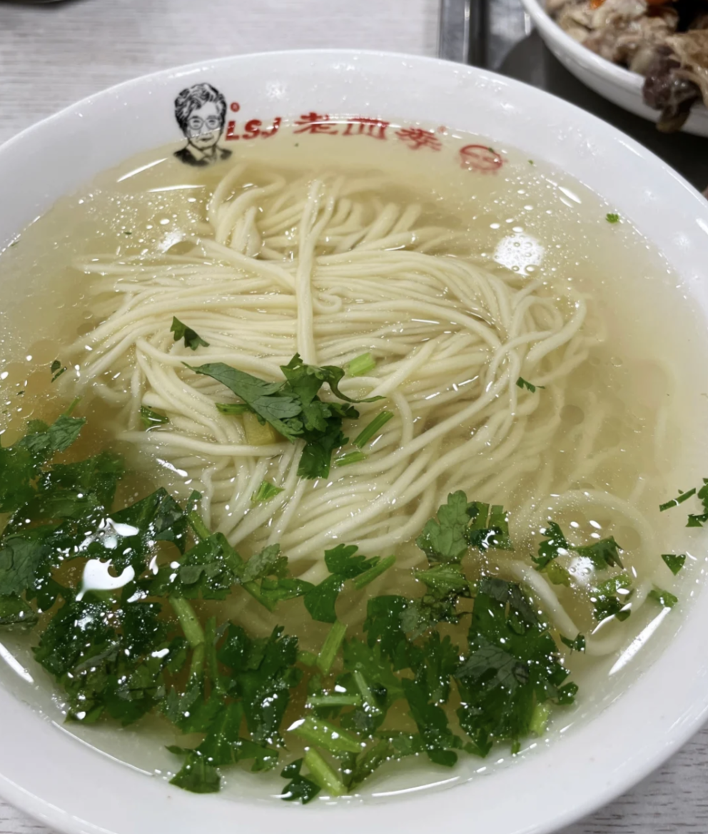 Ai m&ecirc; b&uacute;n phở chắc chắn phải th&egrave;m "chảy nước miếng" với 6 t&ocirc; m&igrave; nức tiếng v&ugrave;ng n&agrave;y: Nước d&ugrave;ng thanh ngọt, th&ecirc;m kh&uacute;c "x&iacute; qu&aacute;ch" th&igrave; qu&ecirc;n sầu!- Ảnh 1.