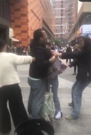 Vợ bắt quả tang chồng giữa trung t&acirc;m thương mại, cảnh gi&aacute;c cao với kiểu "b&eacute; ba" thế n&agrave;y!- Ảnh 1.