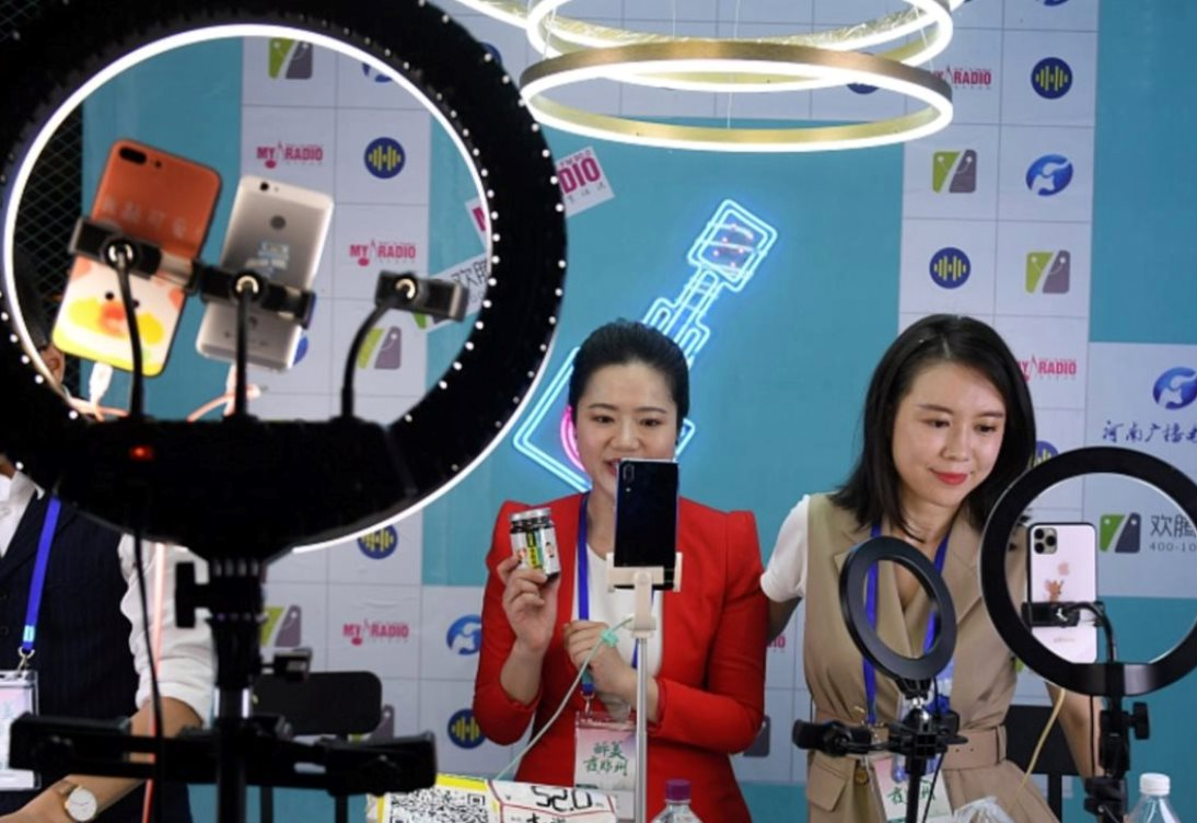 "C&uacute; lừa" livestream: Bong b&oacute;ng "nổ tung", loạt streamer th&aacute;o chạy khỏi thủ phủ b&aacute;n trực tuyến d&ugrave; từng đạt thu nhập 700 triệu đồng/th&aacute;ng- Ảnh 1.