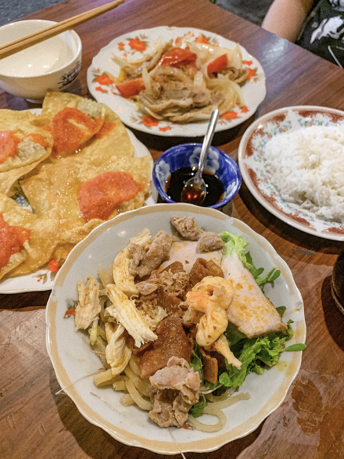 "Rớt đũa c&oacute; ngay đ&ocirc;i mới, ăn b&uacute;n đậu xe m&aacute;y đ&atilde; dắt sẵn quay đầu" - TP.HCM l&agrave;m dịch vụ tinh tế cỡ n&agrave;y!- Ảnh 2.