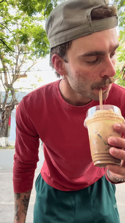 Thử 1 loại đồ uống Việt Nam, kh&aacute;ch T&acirc;y li&ecirc;n tục lắc đầu, cảm th&aacute;n: &ldquo;Họ đ&atilde; cho những g&igrave; v&agrave;o đ&acirc;y vậy?&rdquo;- Ảnh 2.