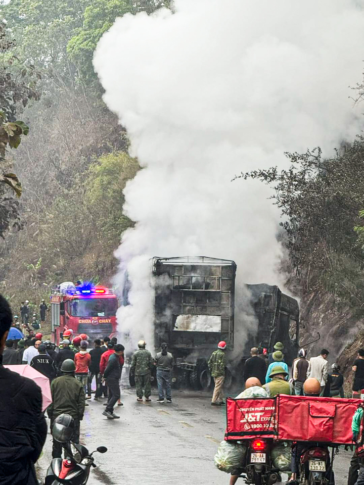 Xe đầu k&eacute;o t&ocirc;ng v&agrave;o taluy rồi bốc ch&aacute;y ng&ugrave;n ngụt- Ảnh 1.