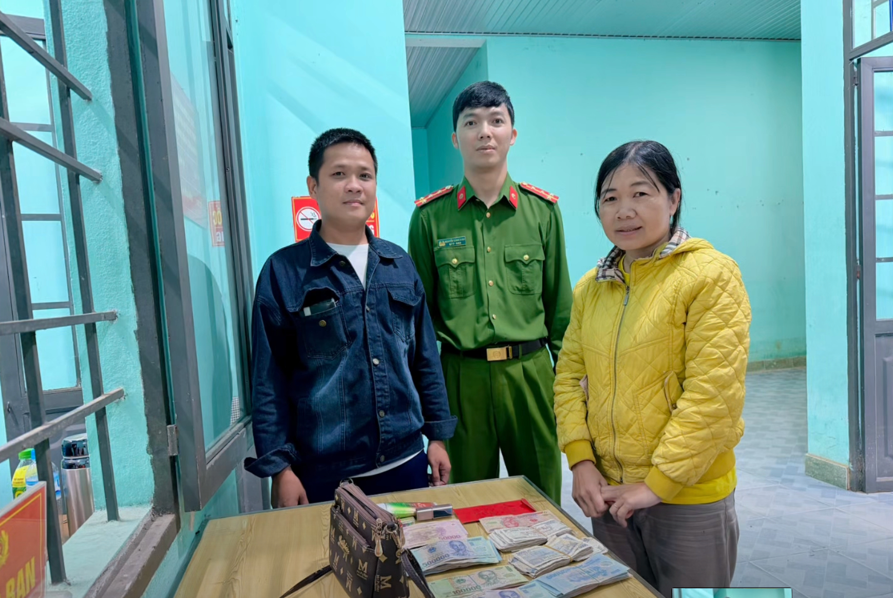 Ph&aacute;t hiện chiếc t&uacute;i chứa đầy tiền mệnh gi&aacute; 500k, 200k, 100k, 50k&hellip; thanh ni&ecirc;n nhặt được lập tức chạy thẳng đến nơi n&agrave;y- Ảnh 2.