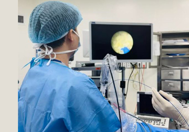 Cố n&eacute;n đau để k&yacute; kết với đối t&aacute;c, người đ&agrave;n &ocirc;ng phải nhập viện cấp cứu- Ảnh 1.