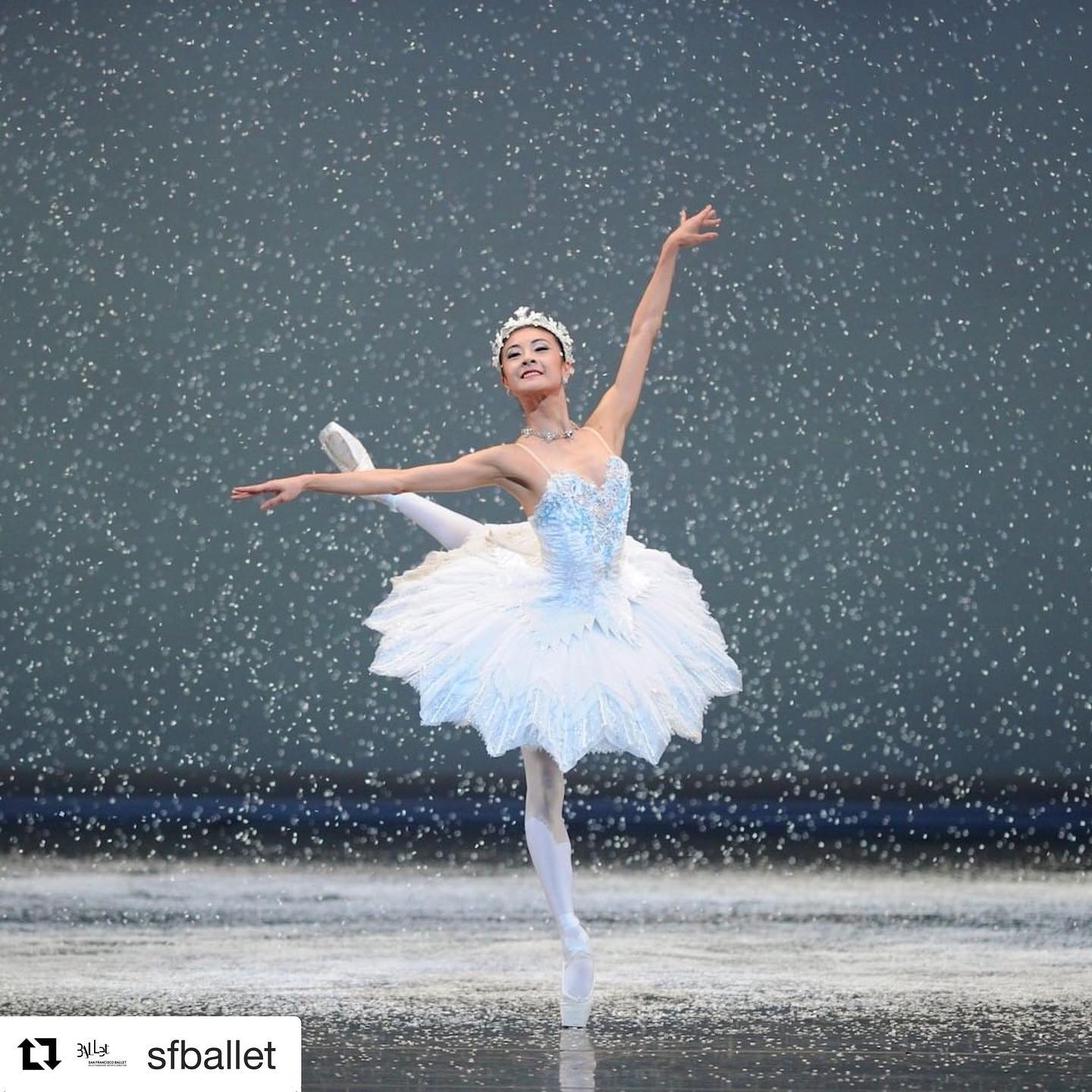 T&aacute;o đỏ kh&ocirc;ng gi&uacute;p bạn trẻ như Dương Lệ B&igrave;nh, nhưng học 1 điều từ "chim c&ocirc;ng l&agrave;ng m&uacute;a" sẽ l&agrave;m bạn bớt l&atilde;o h&oacute;a- Ảnh 6.