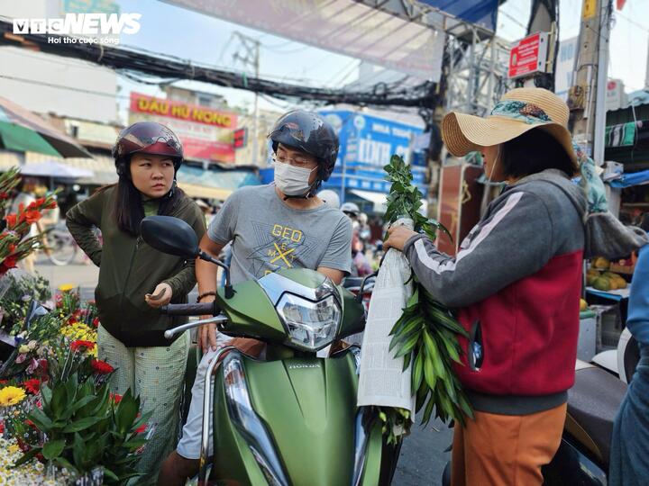 Xăng đắt đỏ, nhiều gia đ&igrave;nh t&iacute;nh to&aacute;n từng chuyến xe, từng bữa ăn- Ảnh 3.