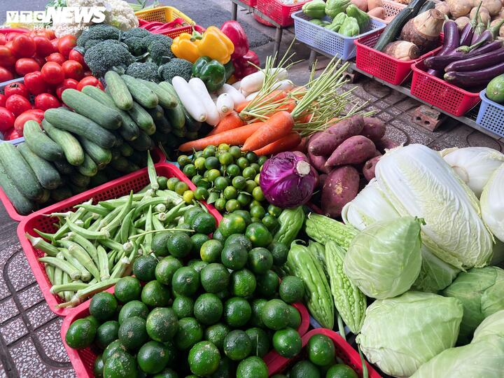 Xăng đắt đỏ, nhiều gia đ&igrave;nh t&iacute;nh to&aacute;n từng chuyến xe, từng bữa ăn- Ảnh 2.