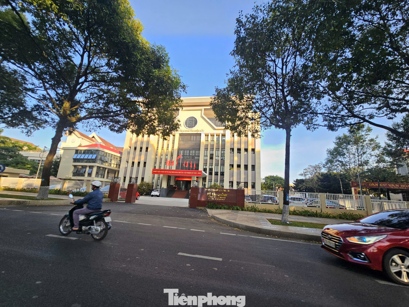 Vụ gi&aacute;o vi&ecirc;n Đắk Lắk bị nợ 38 tỷ: Sở T&agrave;i ch&iacute;nh y&ecirc;u cầu r&agrave; so&aacute;t, l&agrave;m r&otilde; tr&aacute;ch nhiệm- Ảnh 1.