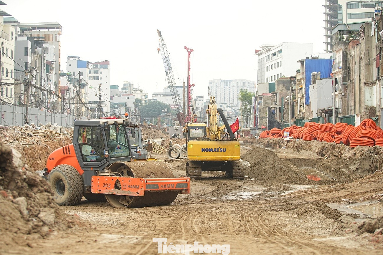 Kiến tr&uacute;c kỳ dị của những căn nh&agrave; mặt đường V&agrave;nh đai 1 H&agrave; Nội- Ảnh 1.