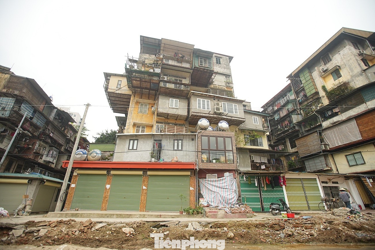 Kiến tr&uacute;c kỳ dị của những căn nh&agrave; mặt đường V&agrave;nh đai 1 H&agrave; Nội- Ảnh 11.