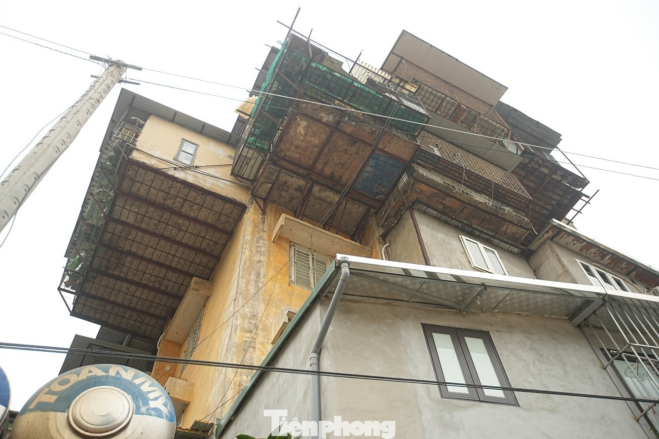 Kiến tr&uacute;c kỳ dị của những căn nh&agrave; mặt đường V&agrave;nh đai 1 H&agrave; Nội- Ảnh 12.