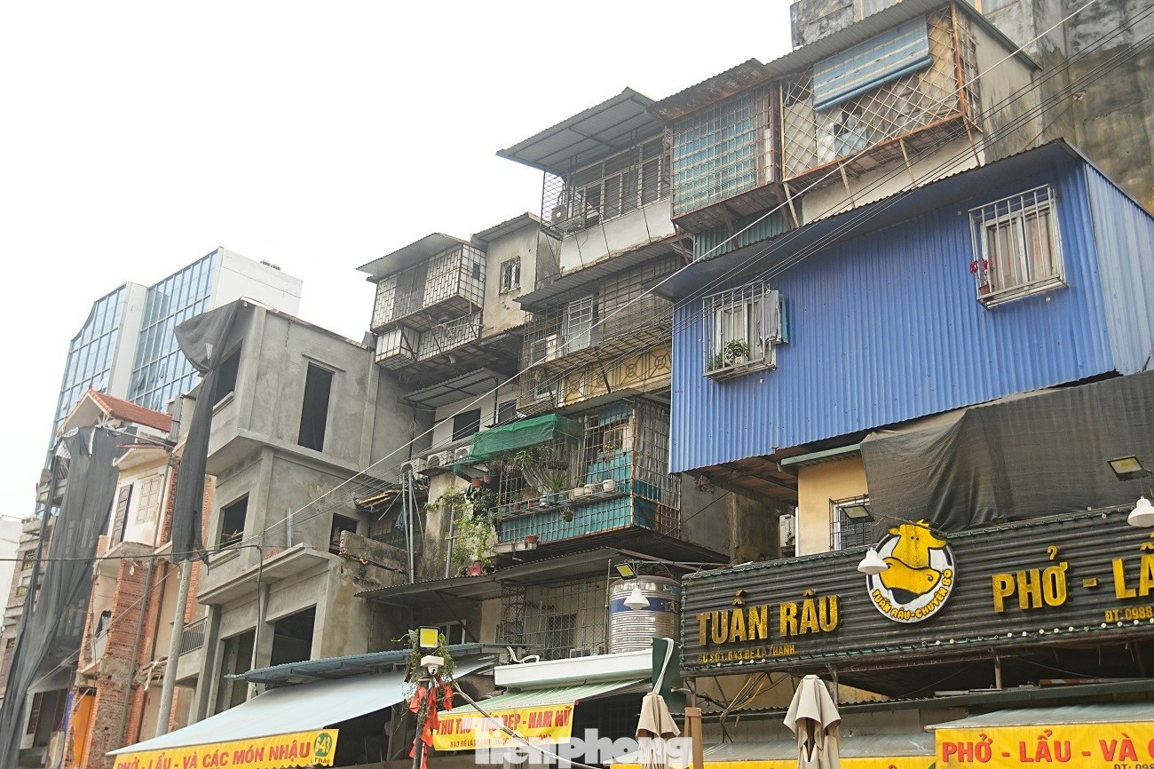 Kiến tr&uacute;c kỳ dị của những căn nh&agrave; mặt đường V&agrave;nh đai 1 H&agrave; Nội- Ảnh 14.