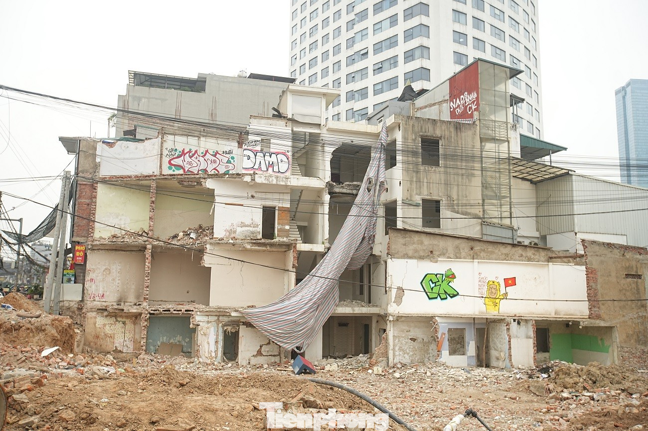 Kiến tr&uacute;c kỳ dị của những căn nh&agrave; mặt đường V&agrave;nh đai 1 H&agrave; Nội- Ảnh 15.