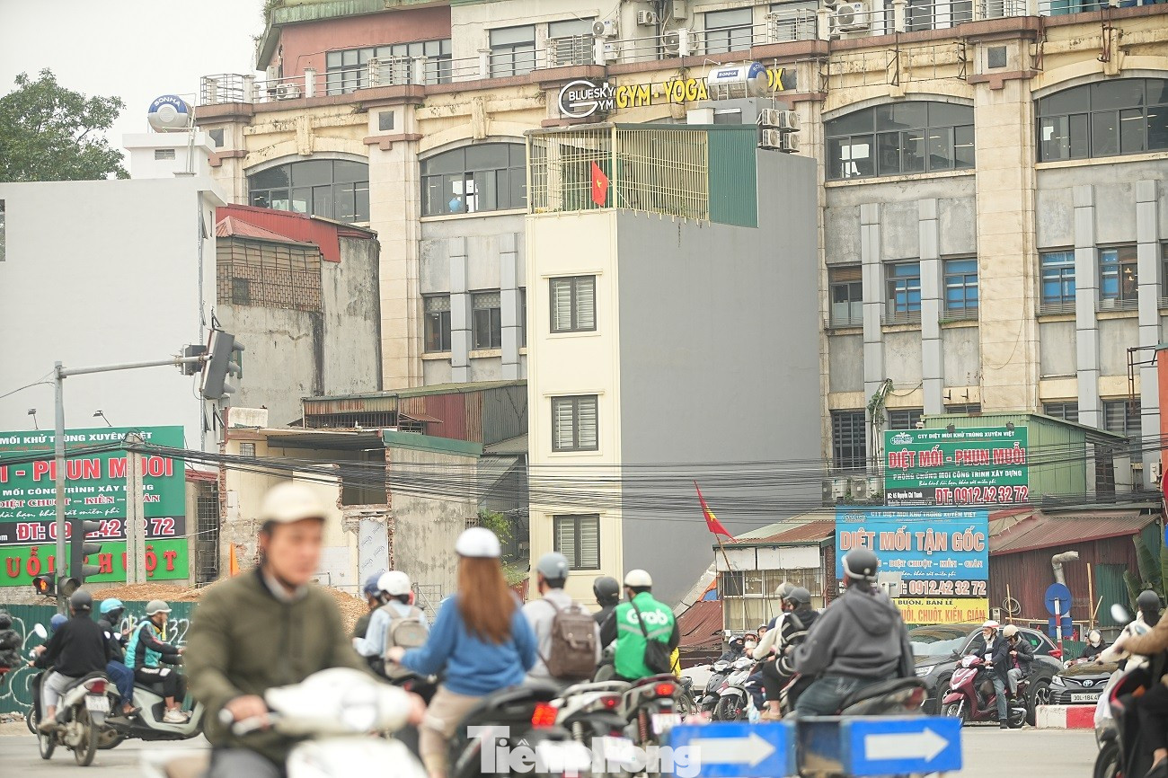 Kiến tr&uacute;c kỳ dị của những căn nh&agrave; mặt đường V&agrave;nh đai 1 H&agrave; Nội- Ảnh 16.