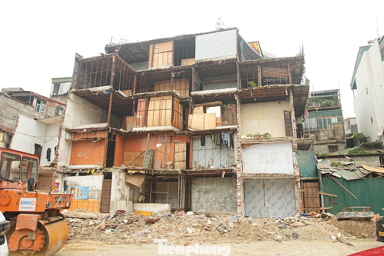 Kiến tr&uacute;c kỳ dị của những căn nh&agrave; mặt đường V&agrave;nh đai 1 H&agrave; Nội- Ảnh 17.