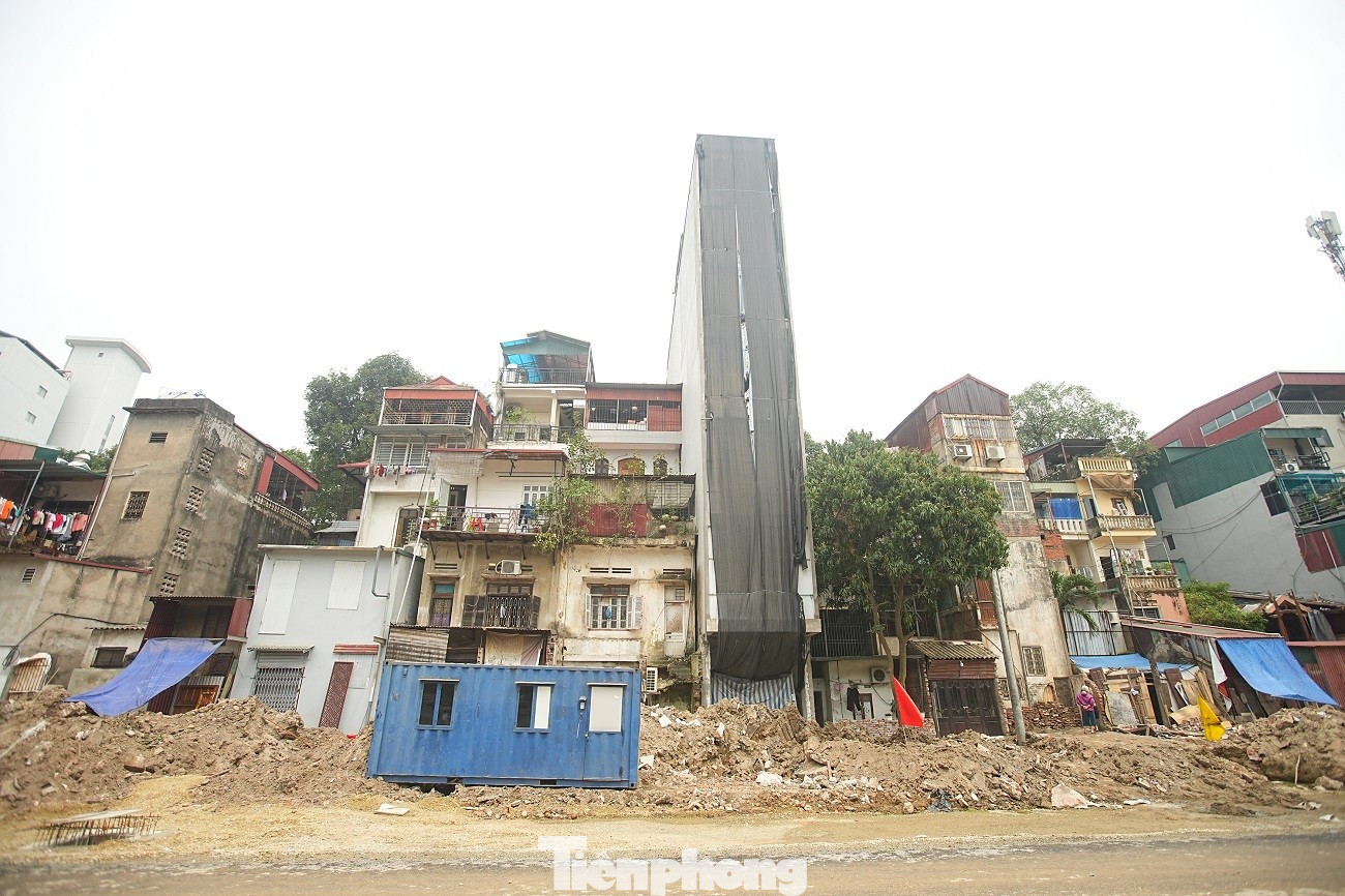 Kiến tr&uacute;c kỳ dị của những căn nh&agrave; mặt đường V&agrave;nh đai 1 H&agrave; Nội- Ảnh 19.