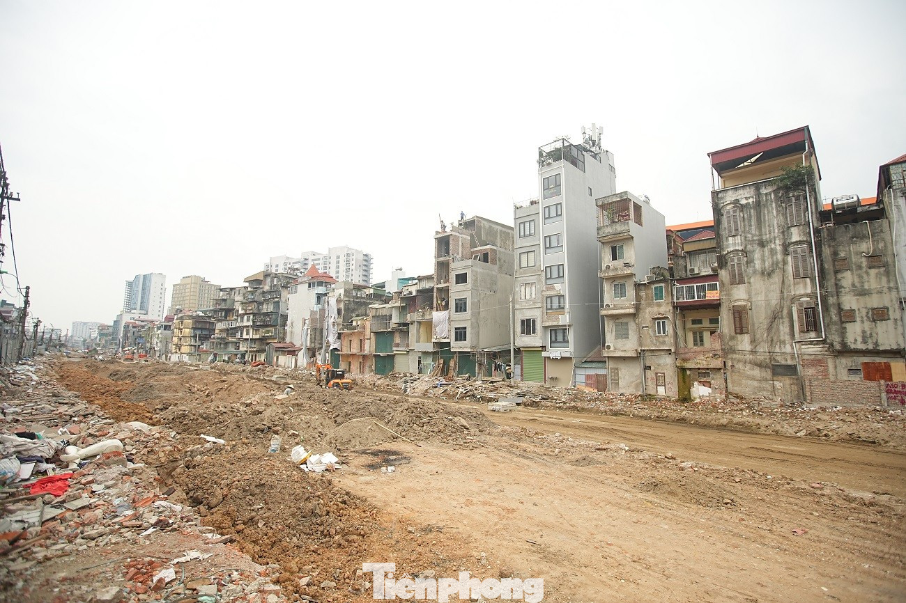 Kiến tr&uacute;c kỳ dị của những căn nh&agrave; mặt đường V&agrave;nh đai 1 H&agrave; Nội- Ảnh 2.