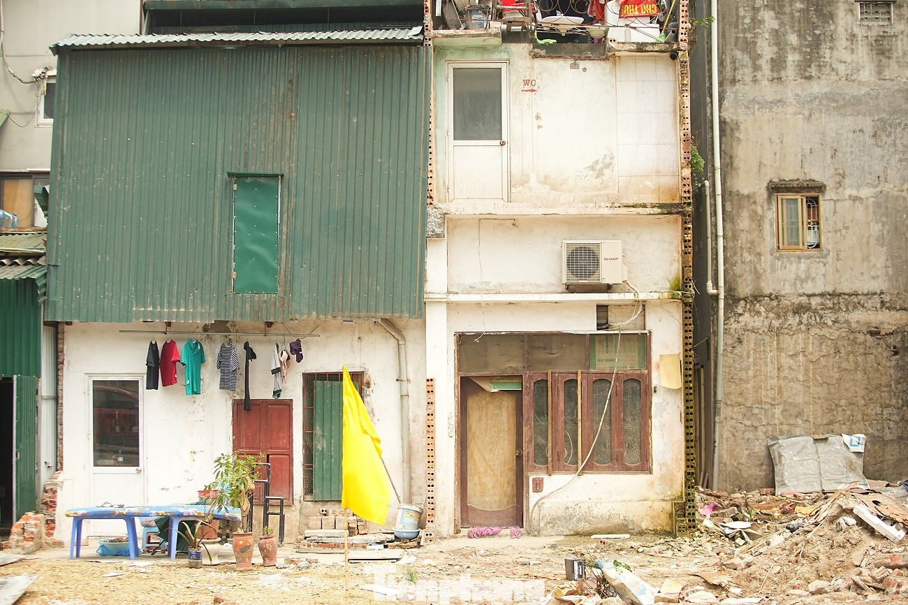 Kiến tr&uacute;c kỳ dị của những căn nh&agrave; mặt đường V&agrave;nh đai 1 H&agrave; Nội- Ảnh 20.