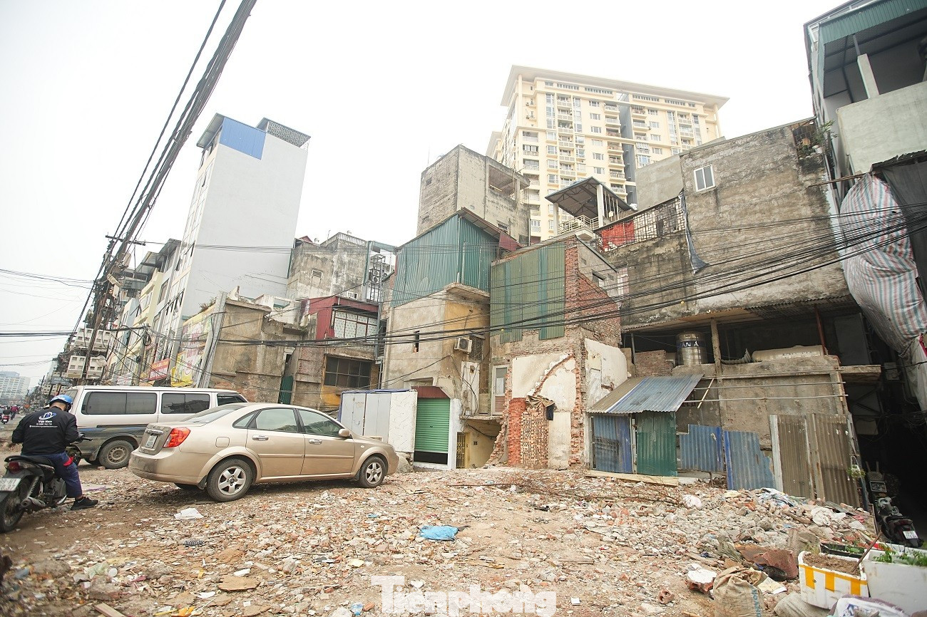 Kiến tr&uacute;c kỳ dị của những căn nh&agrave; mặt đường V&agrave;nh đai 1 H&agrave; Nội- Ảnh 21.