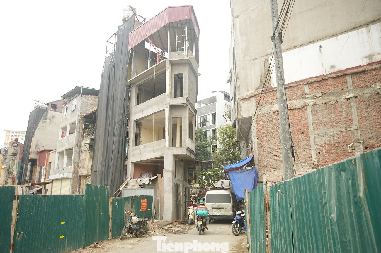 Kiến tr&uacute;c kỳ dị của những căn nh&agrave; mặt đường V&agrave;nh đai 1 H&agrave; Nội- Ảnh 4.