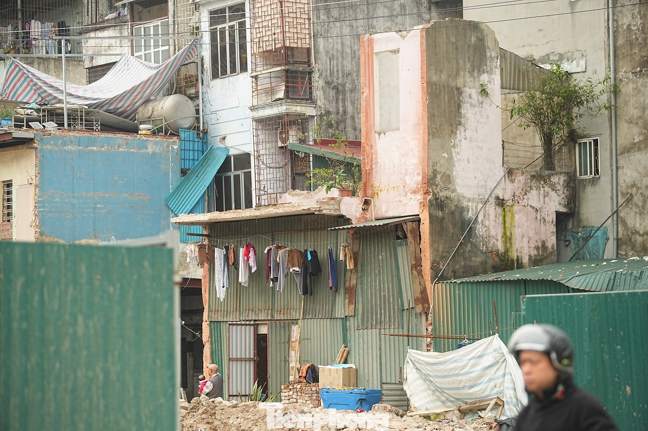 Kiến tr&uacute;c kỳ dị của những căn nh&agrave; mặt đường V&agrave;nh đai 1 H&agrave; Nội- Ảnh 6.