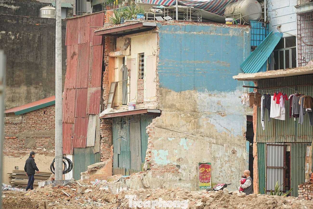 Kiến tr&uacute;c kỳ dị của những căn nh&agrave; mặt đường V&agrave;nh đai 1 H&agrave; Nội- Ảnh 7.