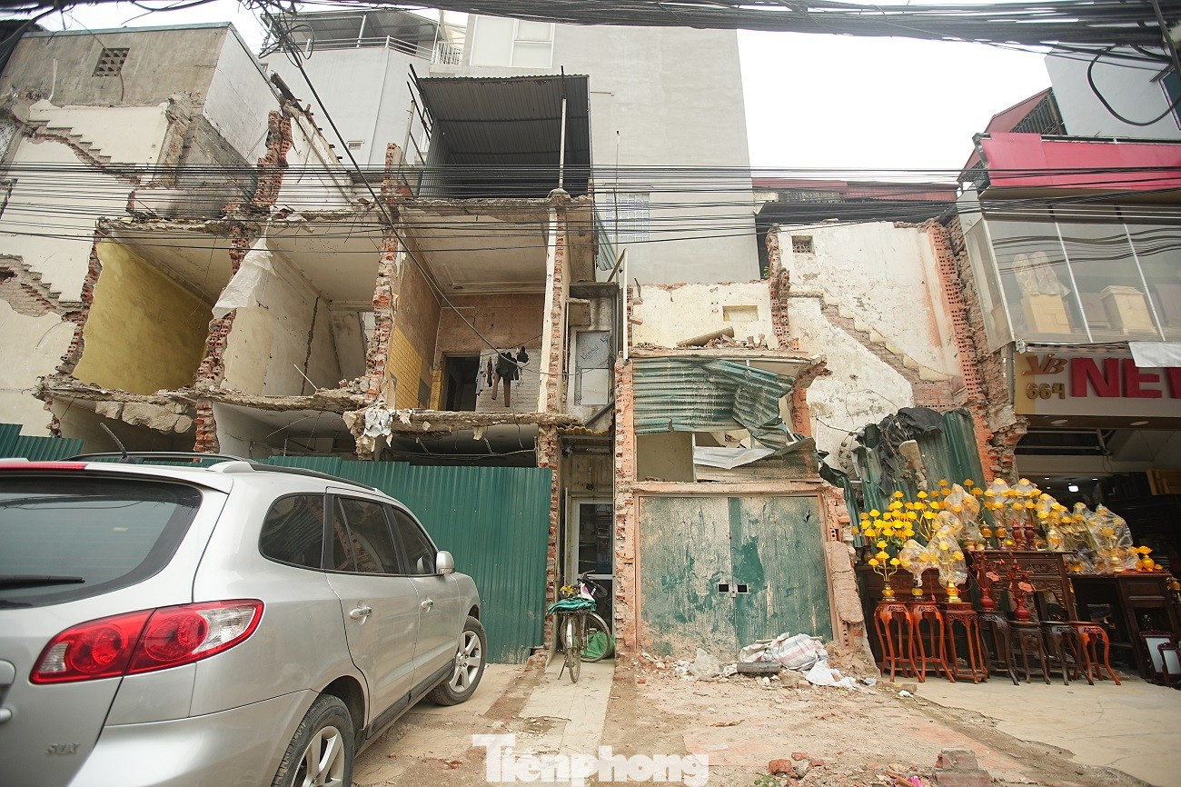 Kiến tr&uacute;c kỳ dị của những căn nh&agrave; mặt đường V&agrave;nh đai 1 H&agrave; Nội- Ảnh 8.