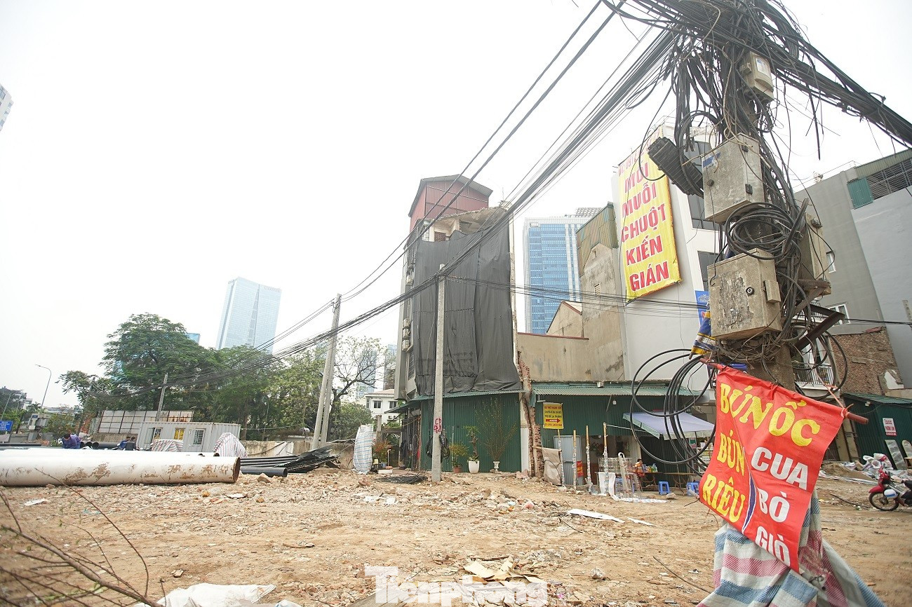 Kiến tr&uacute;c kỳ dị của những căn nh&agrave; mặt đường V&agrave;nh đai 1 H&agrave; Nội- Ảnh 9.