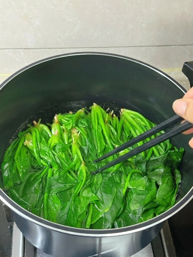 Phụ nữ sau 25 tuổi đừng tiếc c&ocirc;ng nấu b&aacute;t canh n&agrave;y: Bổ m&aacute;u, s&aacute;ng mắt, da dẻ hồng h&agrave;o bất ngờ!- Ảnh 5.